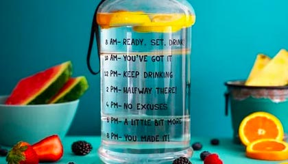 加拿大运动员在短道速滑比赛中勇夺奖牌