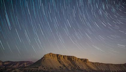 加拿大运动员在短道速滑比赛中勇夺奖牌